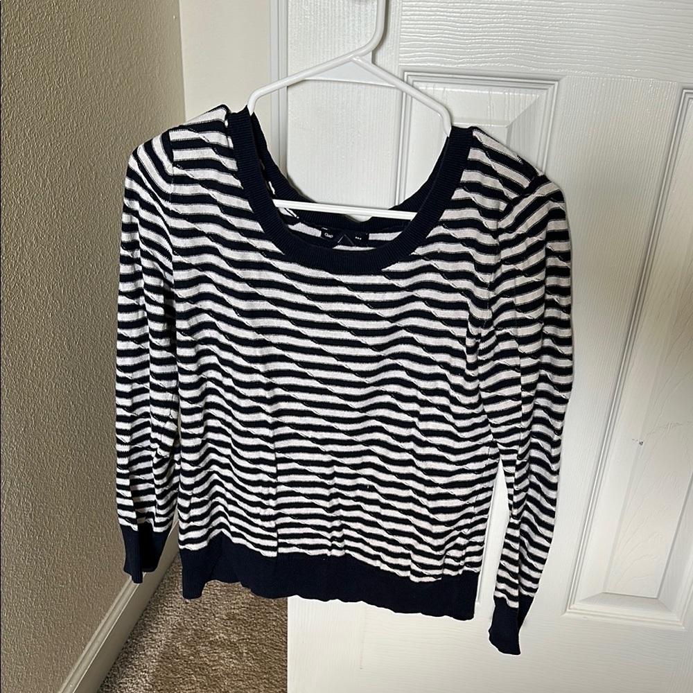 GAP Navy and White Wave Pattern Sweater